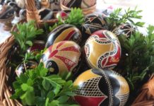 Ouă încondeiate cu negru, roșu și galben, obicei unic în Oltenia