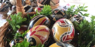 Ouă încondeiate cu negru, roșu și galben, obicei unic în Oltenia