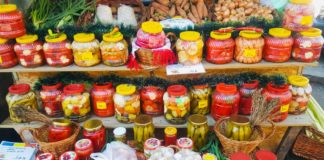Un fermier din Craiova vrea să dea lovitura cu rețete tradiționale de murături și coșul cu produsele proaspete pentru Crăciun