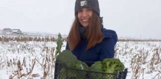 La 22 de ani, muncește în solar pentru a ieși cu primele legume la vânzare