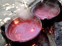 Bulionul de rosii preparat la tuci, cu foc de lemne dupa reteta bunicii