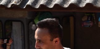 Paine „spoita” cu rosii de gradina si coapta in testuri produse de George Dumitru un tanar de 28 de ani