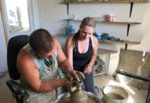 A lasat capitala pentru satul Olari! Oana Frigura absolventa a facultatii de Arte Plastice s-a indragostit pentru tot restul vietii de ceramica de Horezu dar si de cel mai bun mester popular din satul Olari-Viorel Frigura