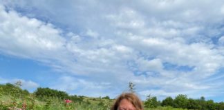 Mirela Stoian a moștenit dragostea fața de pământ și de oameni de la bunica ei. În Moșneni-Almăj deține o plantație de trandafiri de dulceața, o livada de gutui, peri și nuci și se implică și în acțiuni umanitare