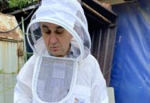 „Cumpărând o miere complet cristalizata in borcan aveti o garantie in plus ca este miere naturala, pentru ca mierea inmultita cu glucoza sau alte siropuri si melase de regula nu cristalizeaza sau nu cristalizeaza complet”, ne-a declarat ing.Gheorghe Rijnita unul dintre cei mai experimentati apicultori din Dolj