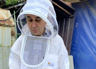 „Cumpărând o miere complet cristalizata in borcan aveti o garantie in plus ca este miere naturala, pentru ca mierea inmultita cu glucoza sau alte siropuri si melase de regula nu cristalizeaza sau nu cristalizeaza complet”, ne-a declarat ing.Gheorghe Rijnita unul dintre cei mai experimentati apicultori din Dolj