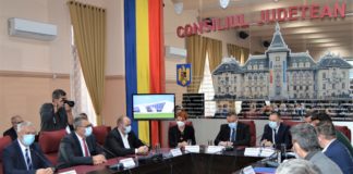 Contractul de finanțare din fonduri europene pentru proiectul în valoare totală de aproximativ 97 de milioane de euro privind extinderea și modernizarea Aeroportului Internațional Craiova (AIC), demers care include construirea unui nou terminal pentru pasageri, a fost semnat joi, la sediul Consiliului Județean (CJ) Dolj