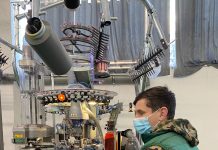 „Încălțăm toți Românii cu șosetele perfecte la prețuri corecte!”, declară tânărul antreprenor Ilie Pană, cel care a reușit să convingă românii să comande online șosete în cutii.