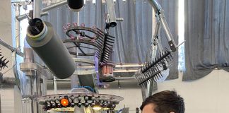 „Încălțăm toți Românii cu șosetele perfecte la prețuri corecte!”, declară tânărul antreprenor Ilie Pană, cel care a reușit să convingă românii să comande online șosete în cutii.