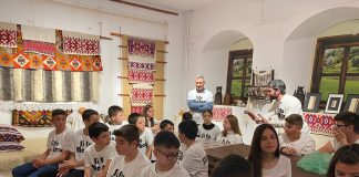 Atelier de țesut online la 75 de ani: țesut pentru minte, inimă și cultură. Flashmove pentru sănătate. Elevii școlii gimnaziale Țuglui buchisesc în chirilica românească