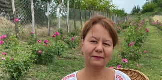 Siropul de trandafiri din Moșneni-Almăj, o afacere de de succes a Danei Mirela Stoian