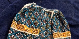 O cămașă de sărbătoare pe pânză de casă din anul 1900, „bătută” cu mii și mii de mărgele, din localitatea Păușești – Vâlcea, întregește Colecția etnografică Liviu Olteanu