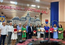 Elevii care au obținut media 10 la Evaluarea Națională sau la examenul de Bacalaureat, în sesiunea din luna iunie, au fost premiați de Consiliul Județean Dolj, în cadrul unui eveniment organizat miercuri, la Palatul Administrativ din Craiova