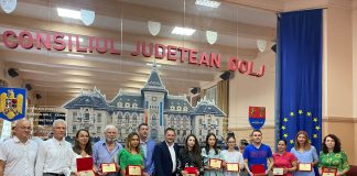 Elevii care au obținut media 10 la Evaluarea Națională sau la examenul de Bacalaureat, în sesiunea din luna iunie, au fost premiați de Consiliul Județean Dolj, în cadrul unui eveniment organizat miercuri, la Palatul Administrativ din Craiova