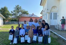 Dana Mirela Stoian și voluntarii Asociației „Colinele Almăjului” au împărțit rechizie și produse de igienă celor 83 de școlari și preșcolari din comuna Almăj- Dolj
