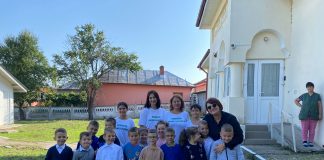 Dana Mirela Stoian și voluntarii Asociației „Colinele Almăjului” au împărțit rechizie și produse de igienă celor 83 de școlari și preșcolari din comuna Almăj- Dolj