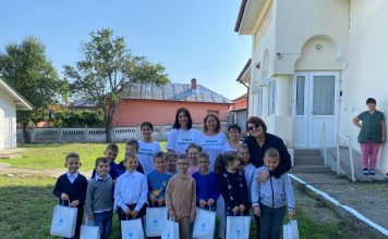 Dana Mirela Stoian și voluntarii Asociației „Colinele Almăjului” au împărțit rechizie și produse de igienă celor 83 de școlari și preșcolari din comuna Almăj- Dolj