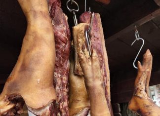 „În această perioada cea mai solicitata este carnea de porc proaspătă dar și produsele tradiționale din carne de porc pregătite în gospodăria noastră” ne- a declarat fermierul Alin Simion- Microferma Cârcea