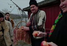 Un obicei unic în zona de N-V a Doljului este Bundăretele, ce se practică și astăzi în satul Busu-Stăncești din comuna Grecești, Dolj. Ritualul are loc chiar în plantația de viță-de-vie pentru ca aceasta să aibă rod bogat în Noul An.