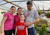 Ionela și Florin Afrem, o famile de fermieri tineri și ambițioși care și-au investit câștigurile obținute după 15 ani de munca în Italia, în sere de flori