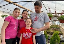 Ionela și Florin Afrem, o famile de fermieri tineri și ambițioși care și-au investit câștigurile obținute după 15 ani de munca în Italia, în sere de flori