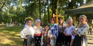 Evenimentul „Craiova se îmbracă în ie” s-a desfășurat în Parcul „Nicolae Romanescu“ și a cuprins expoziții, ateliere, tradiționala paradă a iei și spectacol de muzică populară