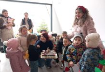 Astăzi copiii Gradiniței din satul Prunet, comuna Bratovoești l- au întampinat pe Moș Crăciun în Căsuța Victoria- loc de recreere pentru toți copiii, un proiect al Asociației Ziarul Sănătatea