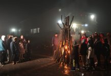 Dealurile din jurul localității Botoșești- Paia, Dolj s- au luminat, în această seară, de focurile tradiționale aprinse cu prilejul Lăsatului Secului de Paște, un obicei spectaculos care marchează începutul Postului Mare și apropierea primăverii