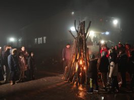 Dealurile din jurul localității Botoșești- Paia, Dolj s- au luminat, în această seară, de focurile tradiționale aprinse cu prilejul Lăsatului Secului de Paște, un obicei spectaculos care marchează începutul Postului Mare și apropierea primăverii