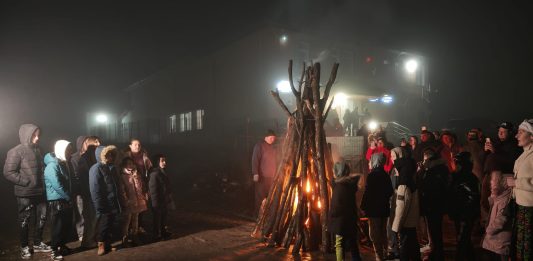 Dealurile din jurul localității Botoșești- Paia, Dolj s- au luminat, în această seară, de focurile tradiționale aprinse cu prilejul Lăsatului Secului de Paște, un obicei spectaculos care marchează începutul Postului Mare și apropierea primăverii