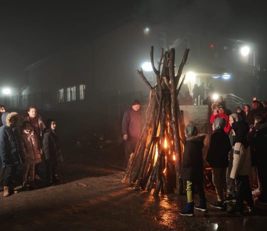 Dealurile din jurul localității Botoșești- Paia, Dolj s- au luminat, în această seară, de focurile tradiționale aprinse cu prilejul Lăsatului Secului de Paște, un obicei spectaculos care marchează începutul Postului Mare și apropierea primăverii