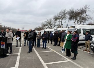 Primarii comunele: Grecești, Predești, Sadova, Negoi, Plenița, Piscu Vechi, Măceșu de Sus, Lipovu și Teasc au primit noile microbuze electrice pentru transportul școlar