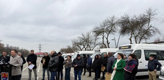 Primarii comunele: Grecești, Predești, Sadova, Negoi, Plenița, Piscu Vechi, Măceșu de Sus, Lipovu și Teasc au primit noile microbuze electrice pentru transportul școlar