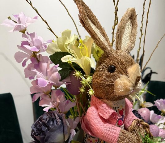 Într- un colț de casă, printre panglici colorate, flori delicate și figurine atent modelate, prinde viață magia Sărbătorile Pascale. Aici lucrează cu pasiune o doamnă talentată care transformă materiale simple în adevărate opere de artă decorative